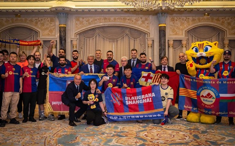 البولندي روبرت ليفاندوفسكي ومشجعي البارسا