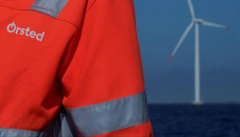 شعار شركة الطاقة الدنماركية Ørsted وتوربينات طاقة الرياح البحرية