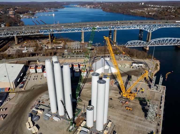 شعار شركة الطاقة الدنماركية Ørsted وتوربينات طاقة الرياح البحرية