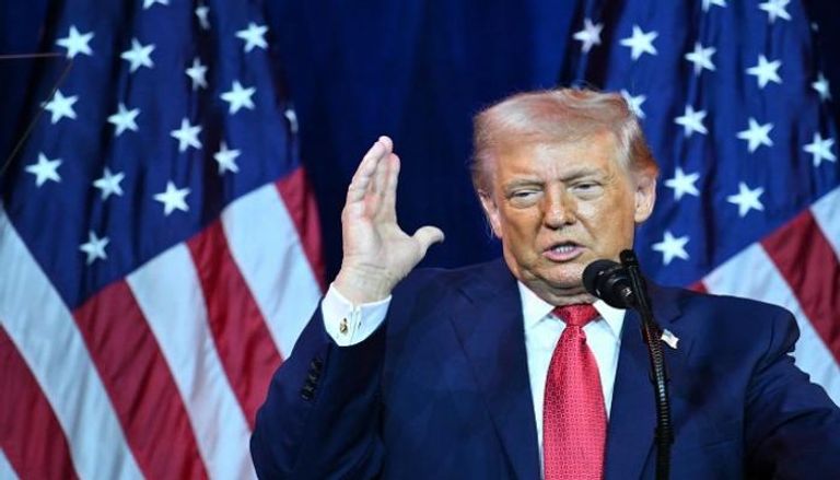 ترامب بشعره الوردي