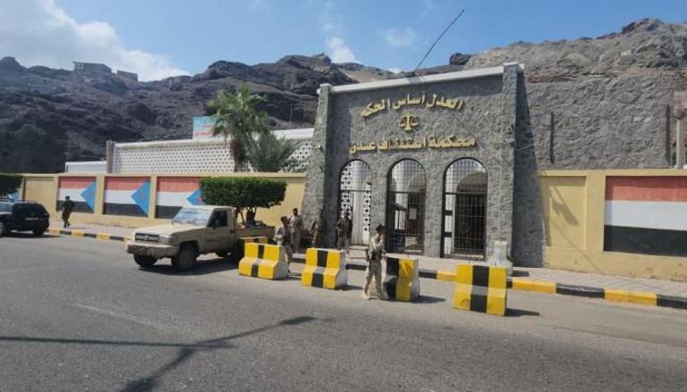 دورية لقوات العمالقة تؤمن محكمة الاستئناف في عدن