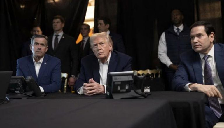 دونالد ترامب خلال متابعة عملية اعتقال لوكاس مادورو