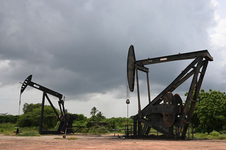 نفط فنزويلا - أ ف ب جدارية لمنصة نفطية في فنزويلا - أ ف ب