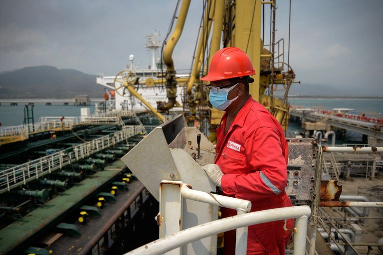 نفط فنزويلا - أ ف ب جدارية لمنصة نفطية في فنزويلا - أ ف ب