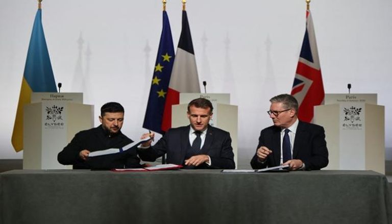 زيلينسكي وماكرون وستارمر، في توقيع إعلان نشر قوات بأوكرانيا 