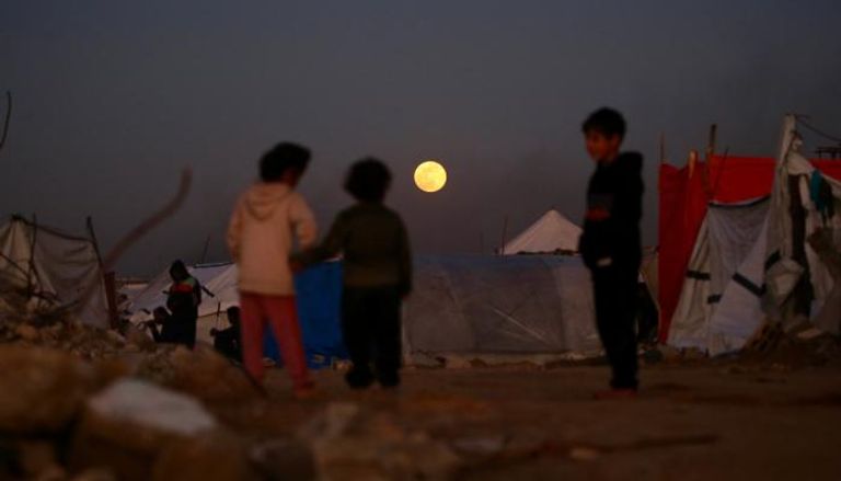 أطفال نازحون في مخيم البريج بغزة