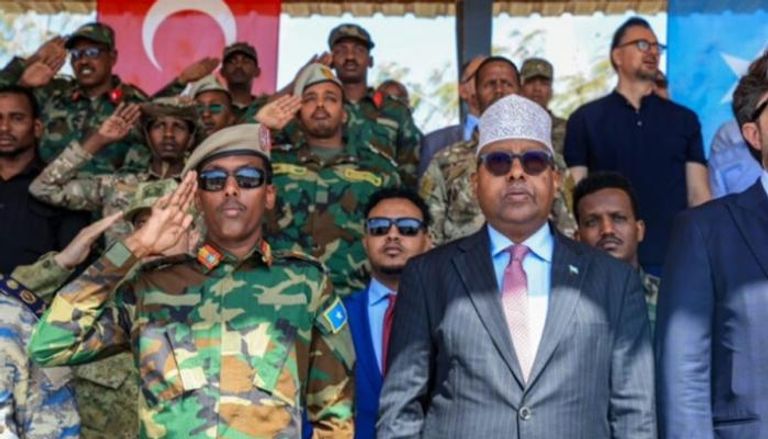 وزير الدفاع الصومالي وقائد الجيش الوطني الصومالي خلال مشاركتهم في حفل التخريج