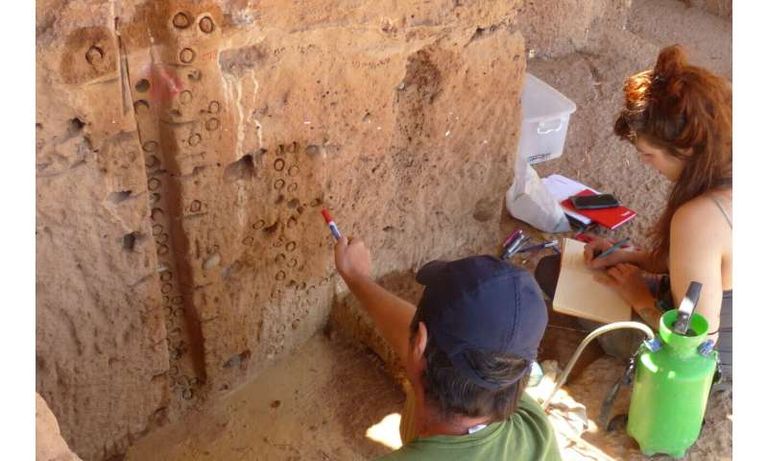 أحد أعضاء الفريق البحثي في موقع الاكتشاف