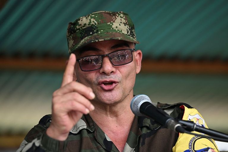 مورديسكو متظاهرون في فنزويلا يعبرون أمام حائط مكتوب عليه الحرية لمادورو وسيليا