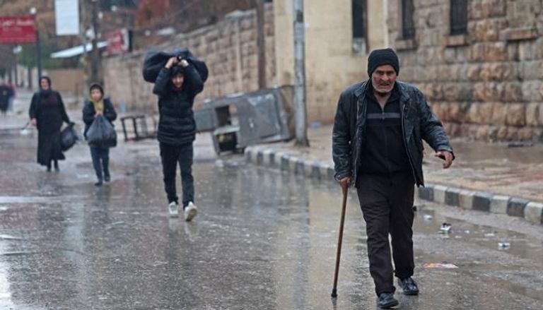 سوريون ينزحون من أحياء في حلب 