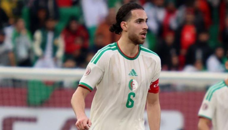زروقي لاعب منتخب الجزائر