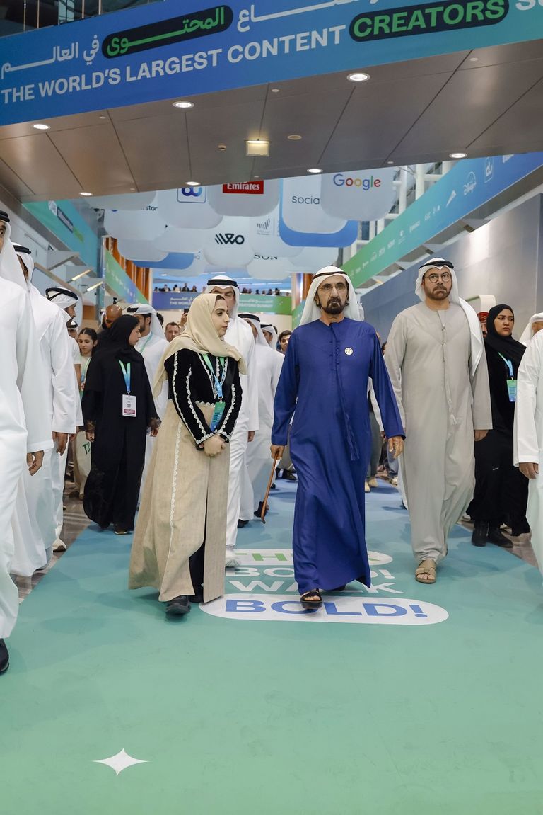 محمد بن راشد في قمة المليار متابع