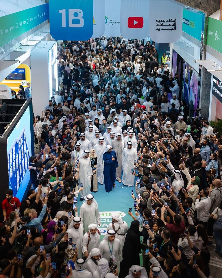 محمد بن راشد في قمة المليار متابع