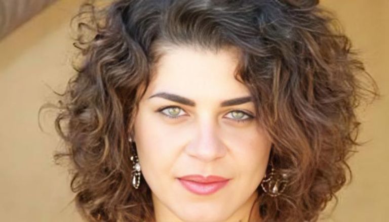 الفنانة منى هلا