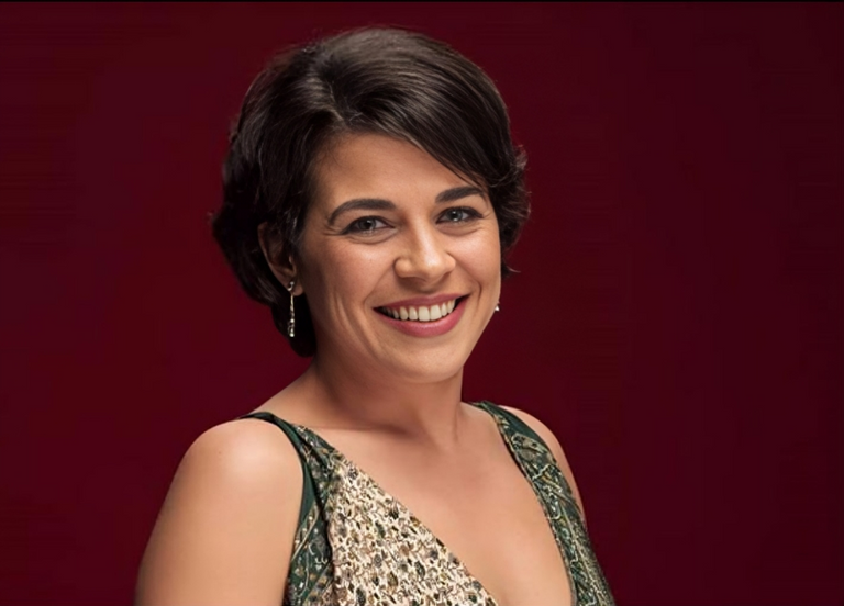 الفنانة منى هلا الفنانة منى هلا