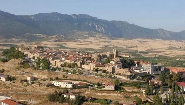 قرية "لاغوارديا" الإسبانية 