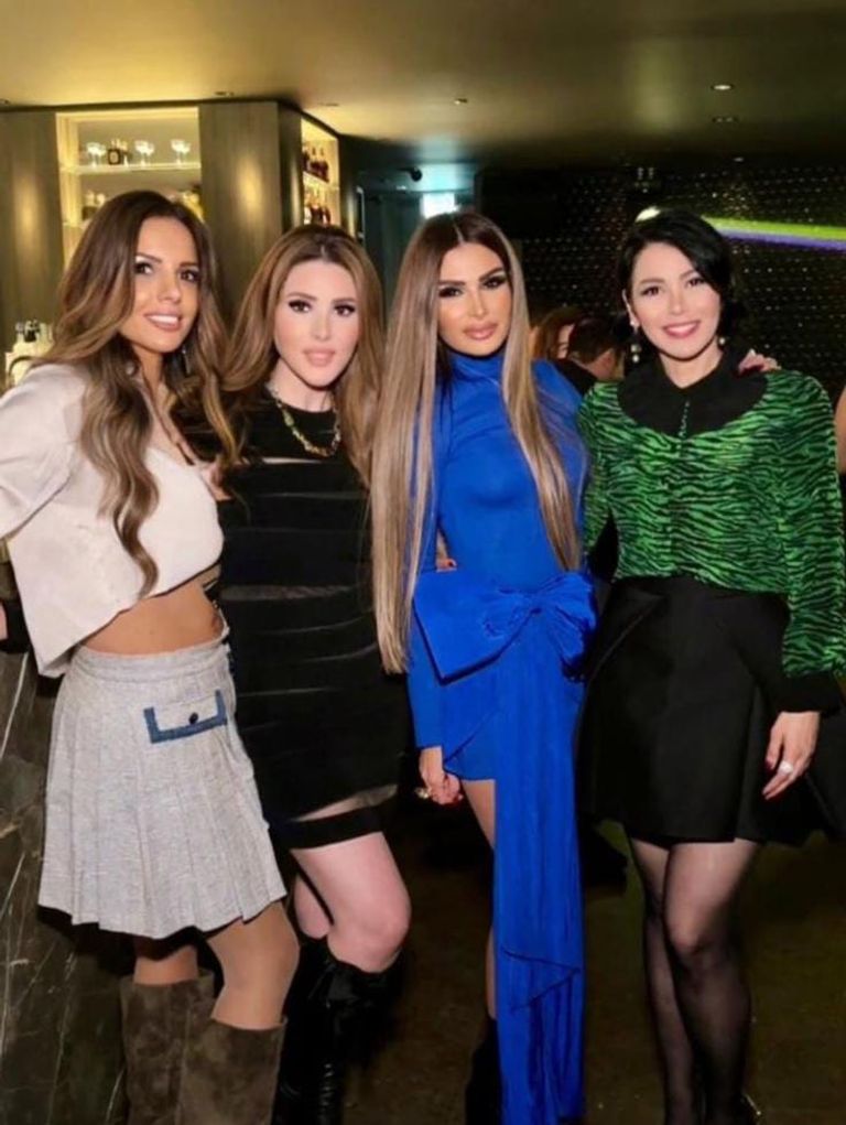 لقاء الخميسي مع صديقاتها