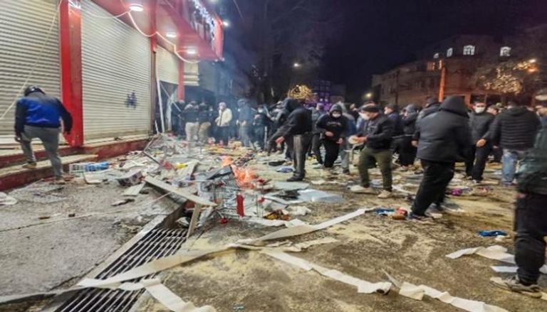 إيرانيون يغلقون أحد الشوارع خلال احتجاج في كرمانشاه