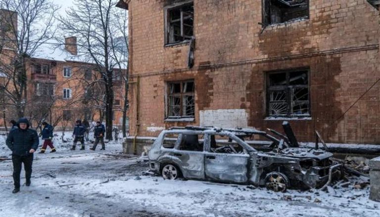 أضرار لحقت بمبنى سكني وسيارة في حي دنيبروفسكي في كييف.
