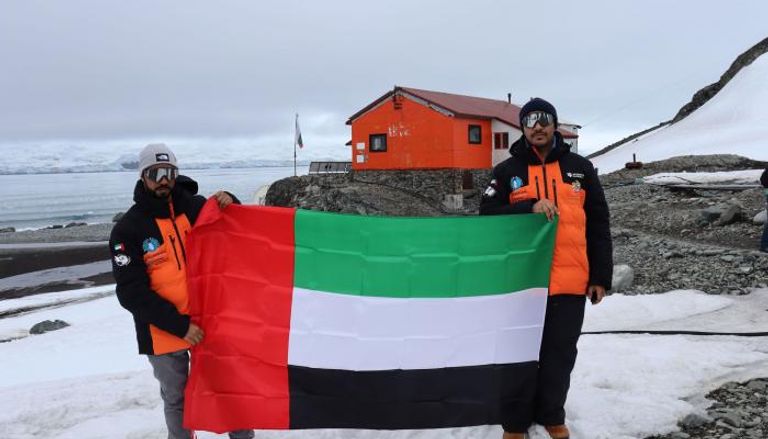 الإمارات في قلب القطبين