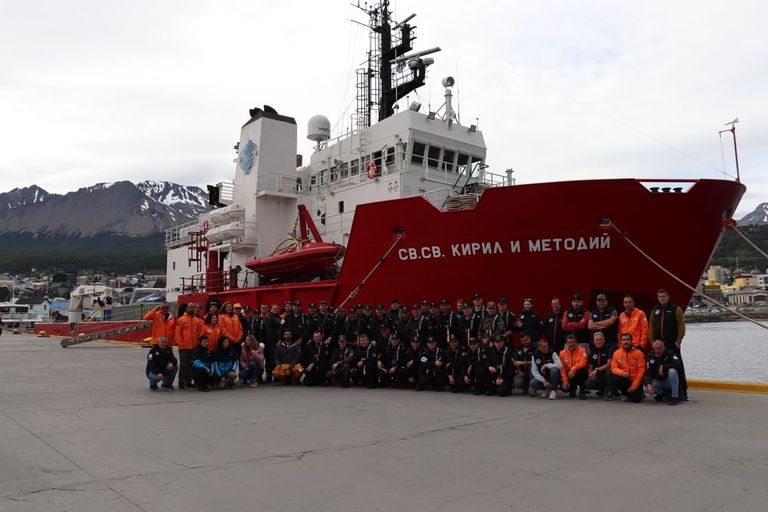 الإمارات في قلب القطبين