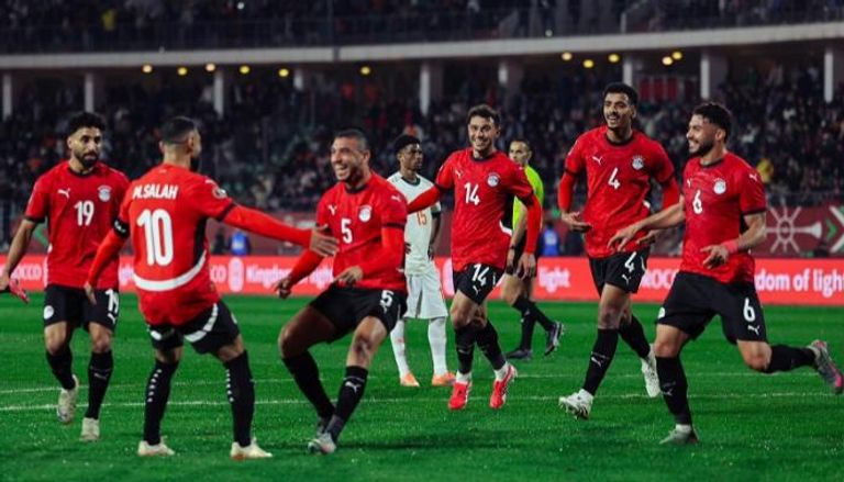 فرحة ربيعة مع لاعبي منتخب مصر 