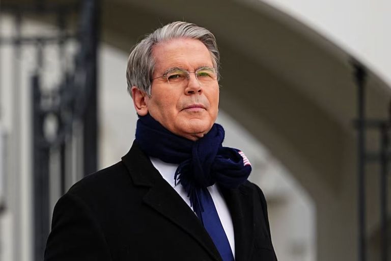 تربة تحتوي على عناصر أرضية نادرة للتصدير في ميناء ليانيونغانغ بمقاطعة جيانغسو