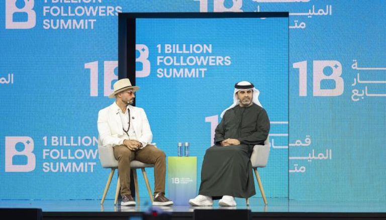 طبيبان يؤكدان ضرورة تواجد الأطباء على منصات التواصل