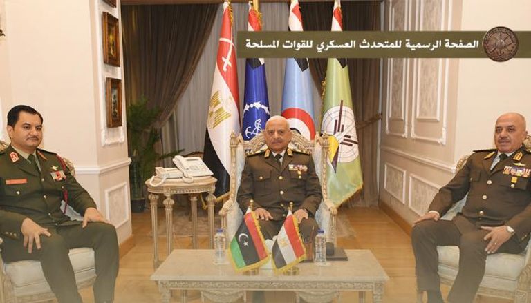 نائب رئيس الأركان الليبي خلال لقائه بوزير الدفاع ورئيس الأركان المصريين