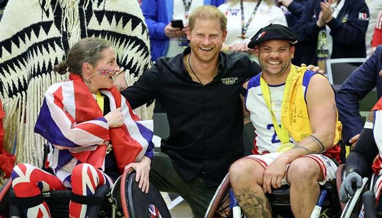 هاري بجوار والده وشقيقه خلال دورة افتتاح ألعاب إنفكتوس 2014