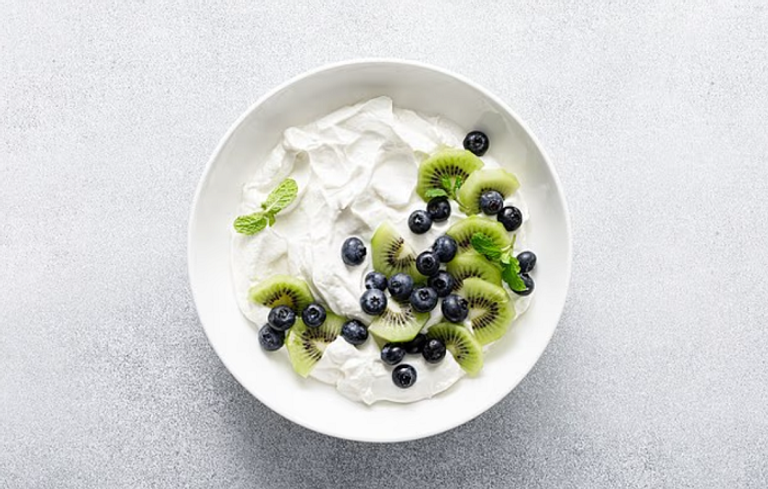 خبراء يحددون 10 أطعمة توصف بالصحية رغم أنها مليئة السكر والملح والدهون