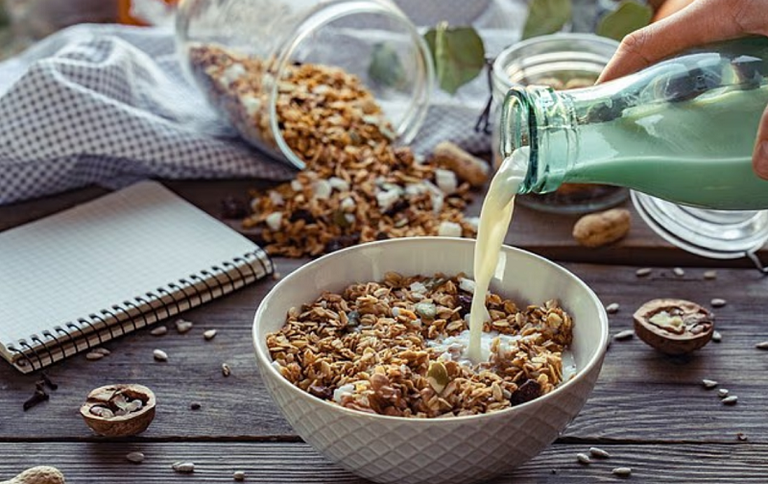 خبراء يحددون 10 أطعمة توصف بالصحية رغم أنها مليئة السكر والملح والدهون