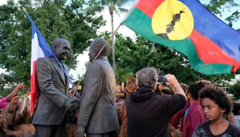 علم كاليدونيا الجديدة بجانب علم فرنسا