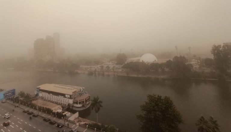 عاصفة ترابية تحجب الرؤية في وسط القاهرة
