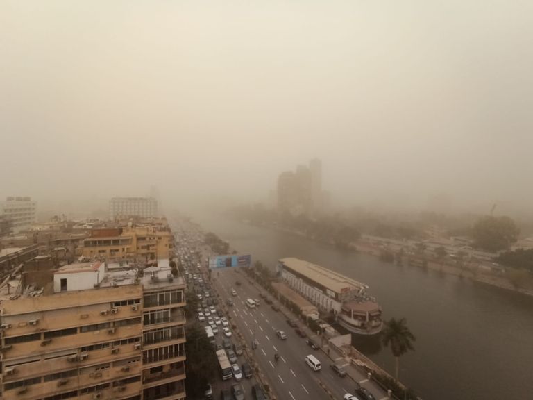 عاصفة ترابية تحجب الرؤية في وسط القاهرة