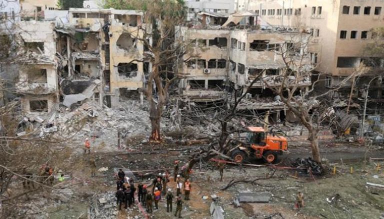 عمال الطوارئ في موقع إسرائيلي استهدفته إيران خلال الضربات الأخيرة