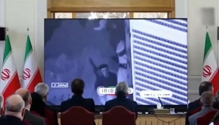 سفراء 4 دول أوروبية أمام شاشة عرض في إيران