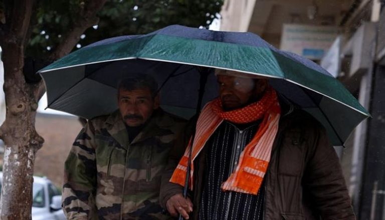 هطول الأمطار في مدينة فاس المغربية (رويترز)