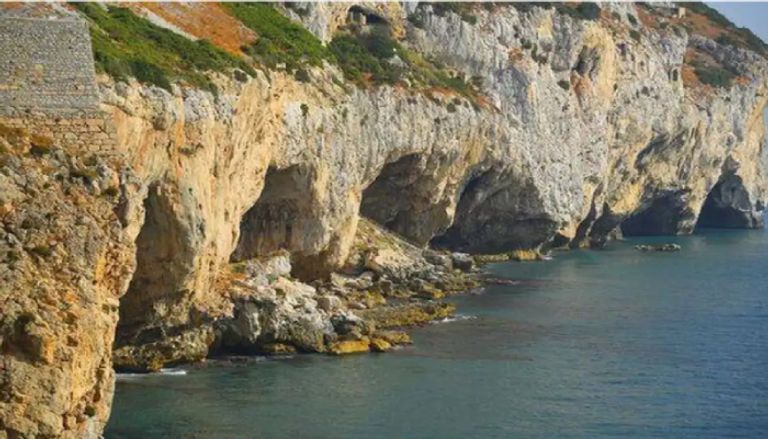 كهف مغق بجبل طارق يعيد اكتشاف البشرية