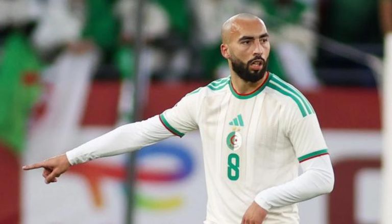 عبدلي لاعب منتخب الجزائر