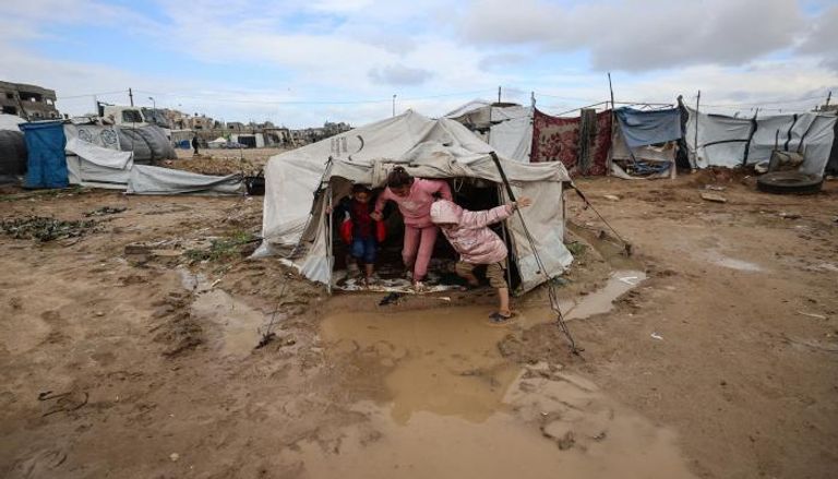 الأمطار تُغرق خيام النازحين في غزة