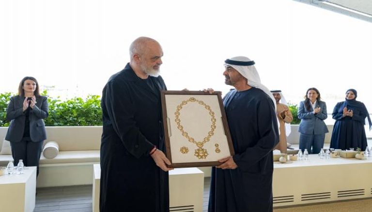 الشيخ محمد بن زايد آل نهيان يمنح رئيس وزراء ألبانيا «وسام زايد»