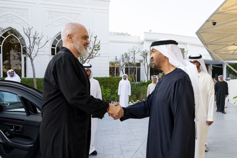 الشيخ محمد بن زايد آل نهيان يمنح رئيس وزراء ألبانيا «وسام زايد»