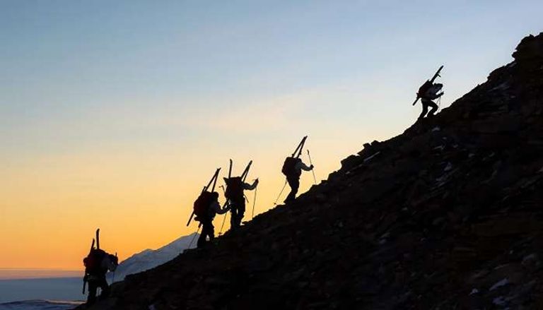 جنديان في وحدة سيريوس يقومان بالدورية