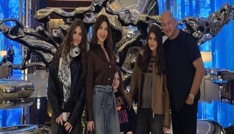 نانسي عجرم وزوجها وبناتها