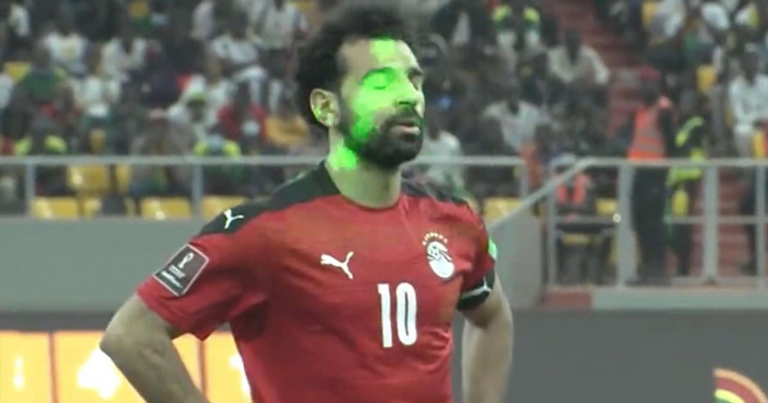 الليزر على وجه محمد صلاح