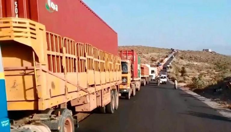 شاحنات في حواجز أمنية لمليشيات الحوثي