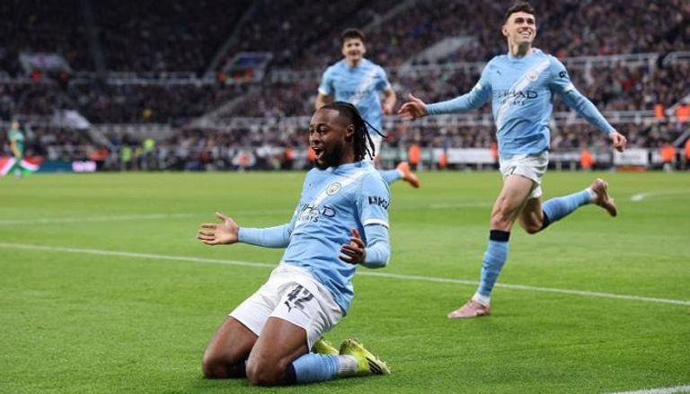 سيمينيو يحتفل بهدفه