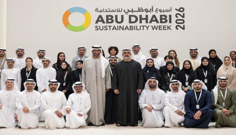 الشيخ خالد بن محمد بن زايد يزور جناح منصة 