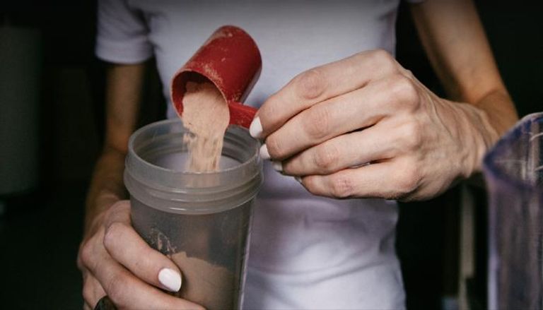 تحذيرات صحية من استخدام مساحيق البروتين